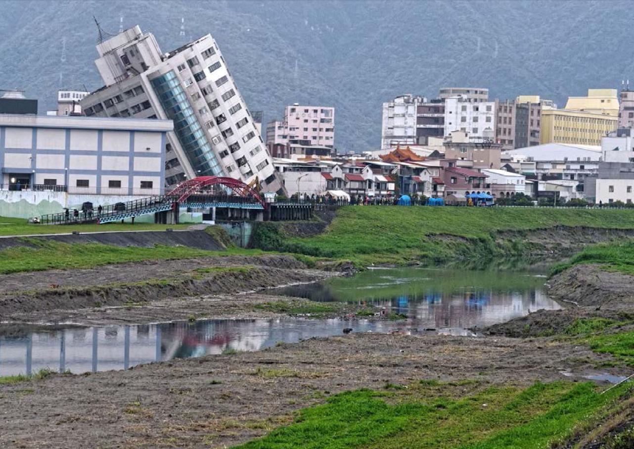 花蓮縣花蓮市美崙溪兩側河堤發生側潰現象，河岸沉積物塌陷、下滑，甚至流向河道，堤防與水門出現開裂破損情形。(根據經濟部中央地質調查所, 2018)